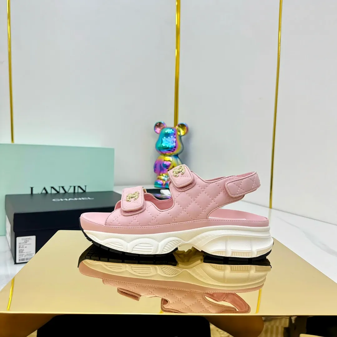 👟👟Ex-factory price 660👟👟 Top version... Chanel｜Chanel Xiaoxiang Velcro Beach Slippers Slippers Casual Beach Shoes 25ss Spring and Summer New Style! Beach shoes are a hit all over the internet! The latest model from the counter, I am still willing to buy it on my feet. It must be ranked among the most popular models. It is invincible in all seasons. Various bloggers and Internet celebrities can see the matching styles. Highly recommended. Pearlescent sheepskin upper, sheepskin lining, suede for the feet. Original open-molded TPU outsole size: 35-40 (customized for 40 and 41). Full set of original packaging 👉 👉